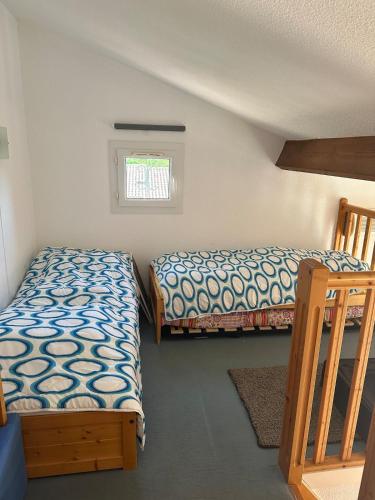 une chambre avec deux lits et une fenêtre dans l'établissement Compact vacation house in Vidauban, à Vidauban
