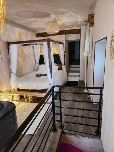 une chambre avec un grand lit et un escalier dans l'établissement Loveroom Romantique La Mure, à La Mure