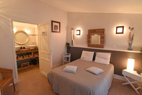 une chambre avec un lit avec deux oreillers dessus dans l'établissement WHITE BLUE House, à Biscarrosse