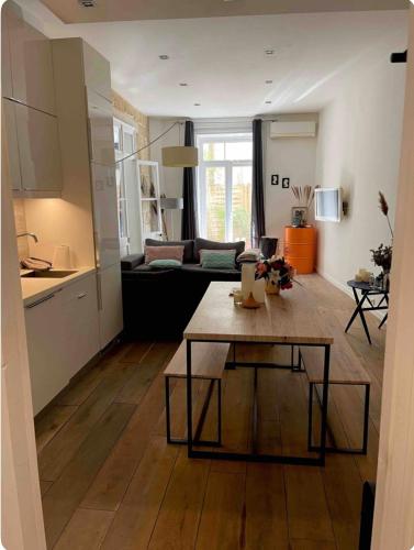 une cuisine et un salon avec une table dans la chambre dans l'établissement Un jardin place de la Comédie, à Montpellier