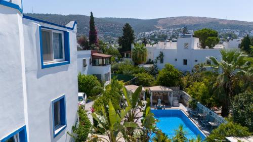 an aerial view of a house and a swimming pool at Artunc Hotel Bodrum in Bodrum City