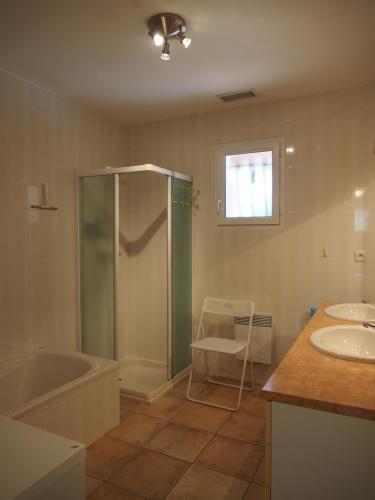 une salle de bain avec une douche, une baignoire et un lavabo dans l'établissement Aux Cyprès du Sud : mer et montagne, à Logrian-et-Comiac-de-Florian