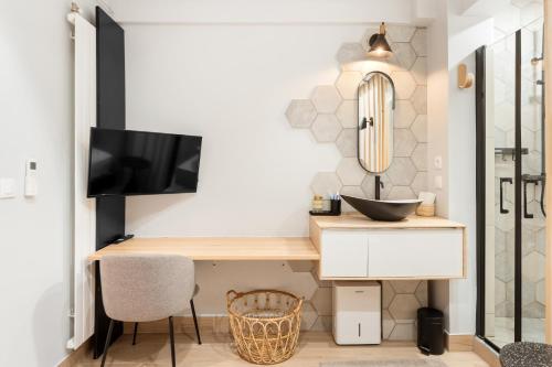 Il comprend un salon avec un bureau et une télévision. dans l'établissement Eiffel Tower - 4 Bedrooms like a Hotel, à Paris