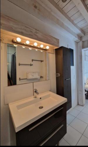 une salle de bain avec un lavabo et un miroir dans l'établissement LES MAISONS DU PATY, à Arles