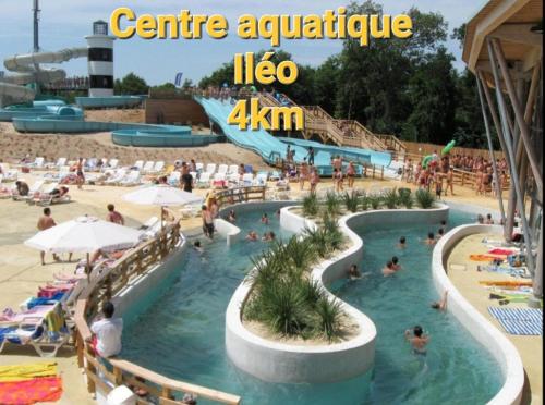 - une piscine dans un complexe avec des personnes dans l'eau dans l'établissement Appartement 400m de la mer, à Dolus-d'Oléron