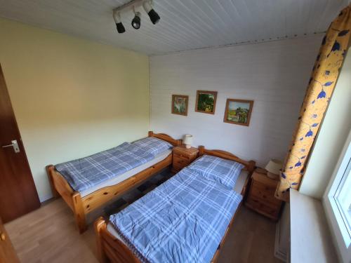 une chambre avec deux lits et une fenêtre dans l'établissement Ferienwohnungen Lang, à Willingen