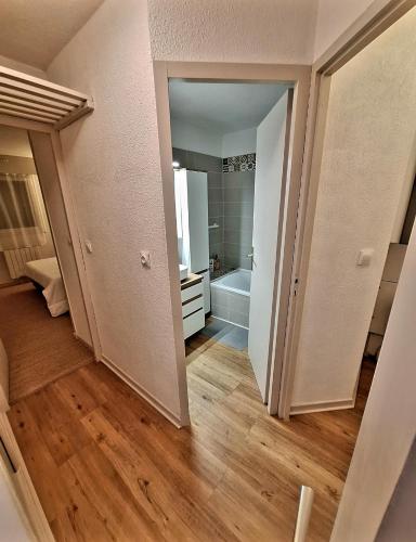 Cette chambre vide comprend une salle de bains pourvue d'une baignoire. dans l'établissement Superbe appartement climatisé, résidence avec piscine, proche des commerces et du port, au Cap d'Agde