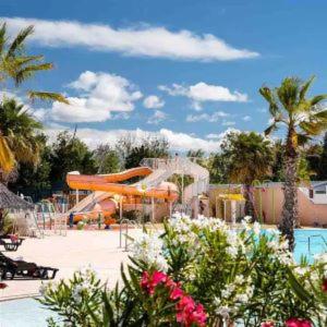 - un parc aquatique avec un toboggan et un toboggan dans l'établissement Mobi Home Palmiers 2, à Valras-Plage