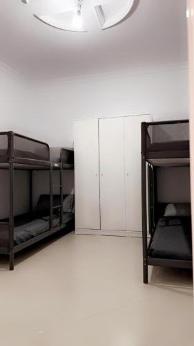Zimmer mit 2 Etagenbetten und einem Kronleuchter in der Unterkunft Luxury beachfront apartment in Martil