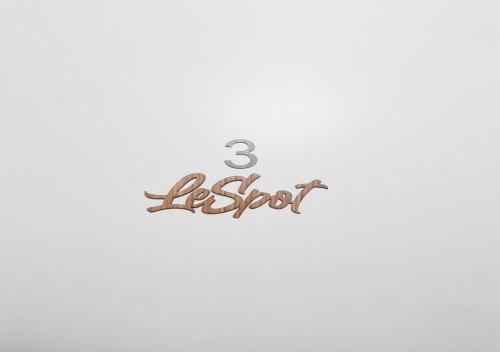 a sign with the number and the word esot at Short Time Suites Toulon Centre 3 "LE SPOT" Check-in auto in Toulon
