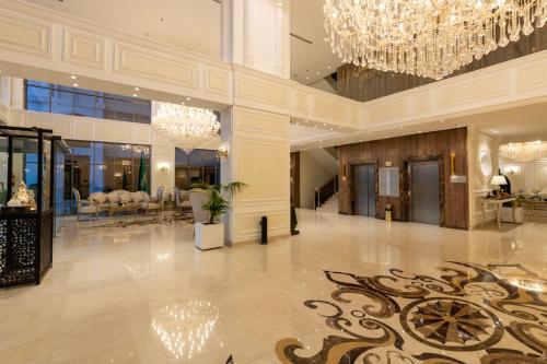 a large lobby with a chandelier and a large room at Bellevue Park Hotel in Taif
