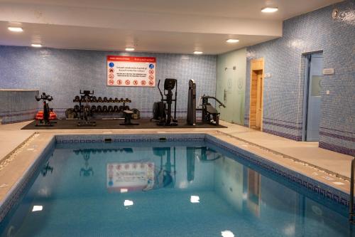 a swimming pool in a gym with at Bellevue Park Hotel in Taif