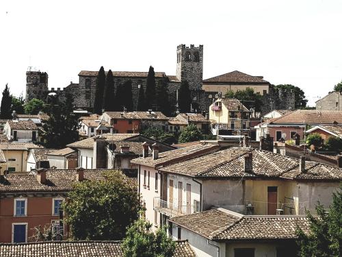 Výhľad na mesto Desenzano del Garda alebo výhľad na mesto priamo z apartmánu