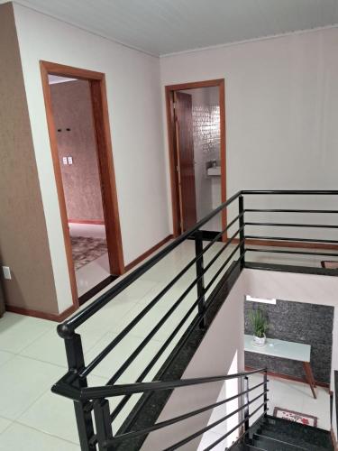 a staircase in a room with two doors and aoyer at Casa em Vivendas - Pedra Azul in Domingos Martins