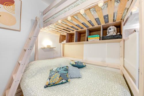 - un lit superposé avec 2 oreillers dans une chambre dans l'établissement Petit appartement cosy quartier branché entre Bastille et Nation, à Paris