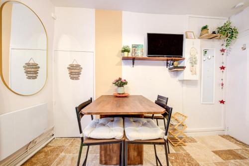 une salle à manger avec une table et des chaises dans l'établissement Petit appartement cosy quartier branché entre Bastille et Nation, à Paris