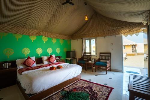 Postel nebo postele na pokoji v ubytování desert Galaxy Camp Jaisalmer