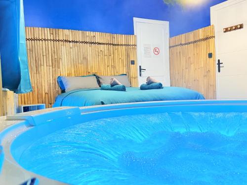 Cette chambre dispose d'une piscine et d'un lit. dans l'établissement Narbnb - BORA-BORA SUITE - Jacuzzi - Centre - Clim, à Narbonne