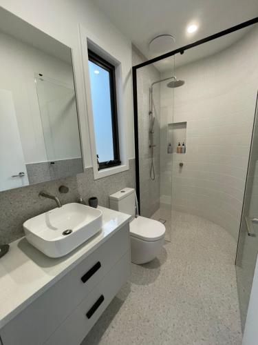 a bathroom with a sink and a toilet and a shower at Prospectors Rest in Maldon