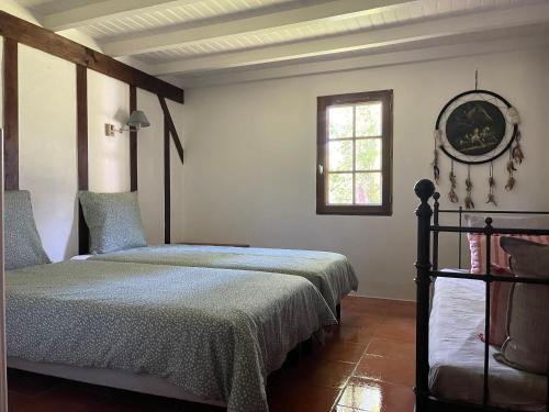 Ένα ή περισσότερα κρεβάτια σε δωμάτιο στο maison Jus