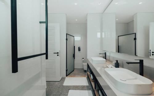 Ένα μπάνιο στο Bab Al Nojoum Hudayriyat Villas