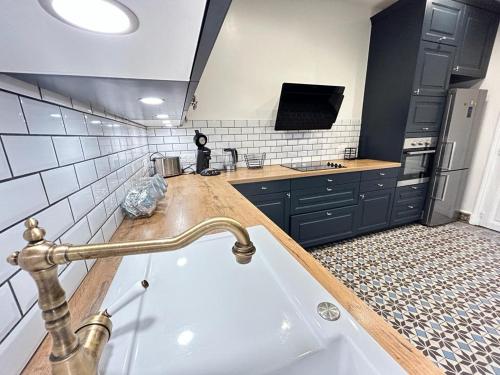 une salle de bain avec une baignoire et un lavabo dans l'établissement Vesle magnifique T4 hyper centre 6 personnes, à Reims