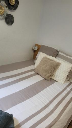 a bed in a white room with a bedskirtspectspectssenalsenalsenalsenal at Résidence du Soleil in Collioure