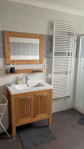 une salle de bain avec un lavabo blanc et une fenêtre dans l'établissement Maison proche de la plage et du port !, au Croisic