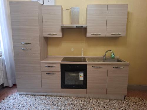 a kitchen with a sink and a microwave at Venice Tourist House in Venice