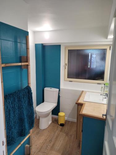 Un baño pequeño con inodoro y lavabo. en saint lunaire, en Saint-Lunaire