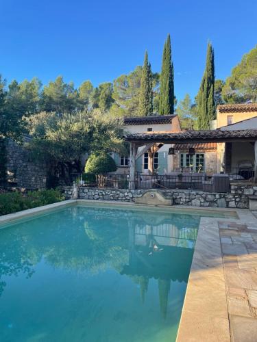 une piscine devant une maison dans l'établissement Le Mas de la Rose, à Taradeau