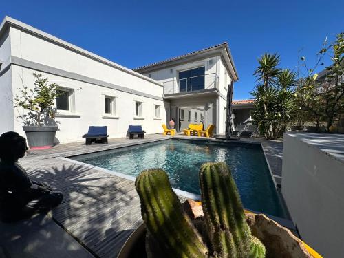 Belle Villa, piscine chauffée à 250m des plages