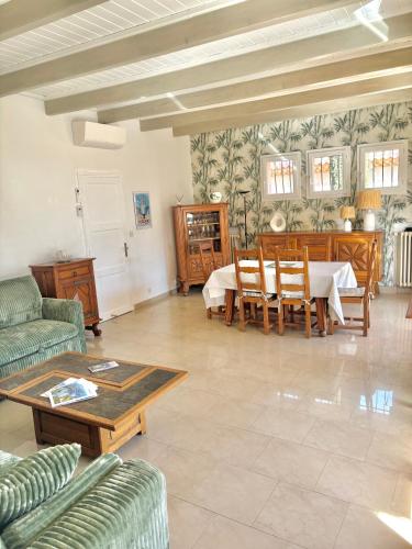 Posezení v ubytování BASTIDE d'Azur 160m2 - Double Terrasse vue Cap Canaille