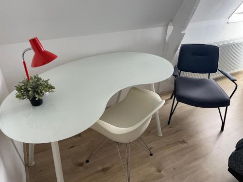 a white table and chairs in a room at Op Nijverdal in Nijverdal