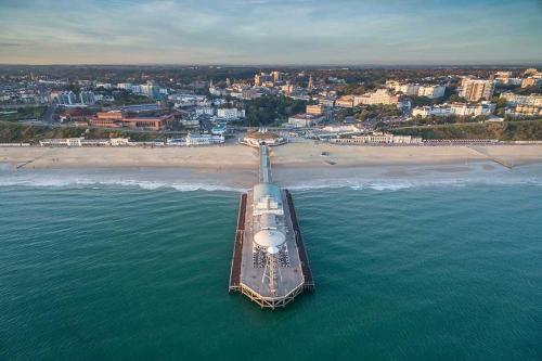Galeriebild der Unterkunft Luxury apartment close to beach in Bournemouth
