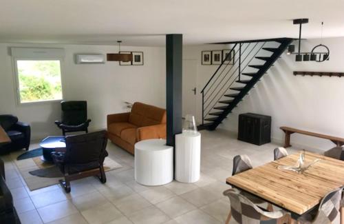 un salon avec un canapé et une table dans l'établissement maison entiére, à La Celle-sous-Gouzon