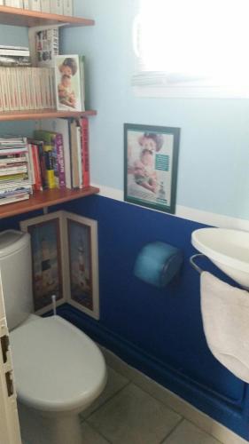 une salle de bain avec toilettes et lavabo dans l'établissement VILLA AVEC PISCINE au calme !, à Rochefort-du-Gard