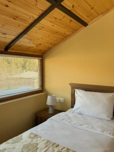 Postel nebo postele na pokoji v ubytování Lileo Kutaisi - Hotel&Winery