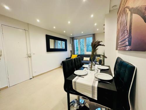 a dining room with a table and black chairs at Wonderful home for 6 Personnes La Défense Arena in Nanterre