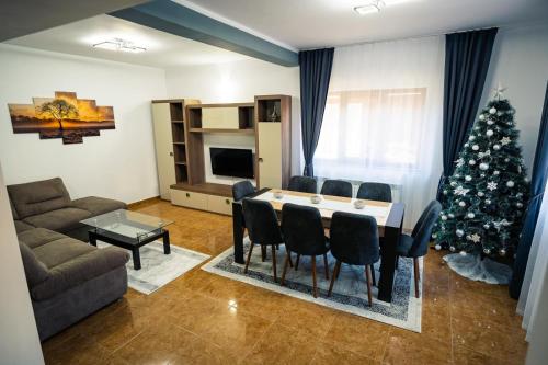 ボルシャにあるCasa Gabiのリビングルーム(クリスマスツリー、テーブル、椅子付)