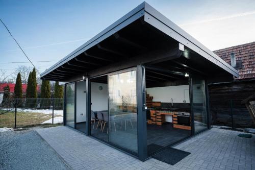 ボルシャにあるCasa Gabiの屋根付きの家に延長したガラス