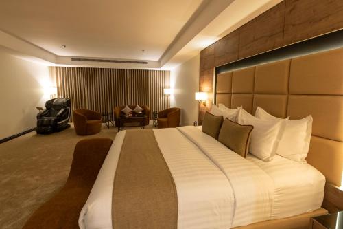 a bedroom with a large bed in a hotel room at فندق بلفيو بارك رويال Bellevue Park Royal Hotel in Taif