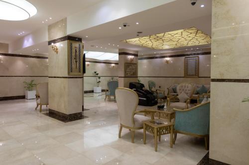 a lobby of a hotel with chairs and tables at فندق بلفيو بارك رويال Bellevue Park Royal Hotel in Taif