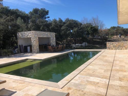 une piscine dans une cour avec une maison dans l'établissement Villa garrigue, à Nîmes