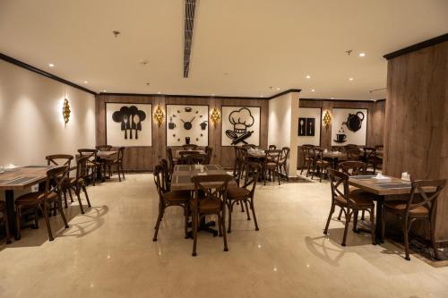 a restaurant with tables and chairs in a room at فندق بلفيو بارك رويال Bellevue Park Royal Hotel in Taif