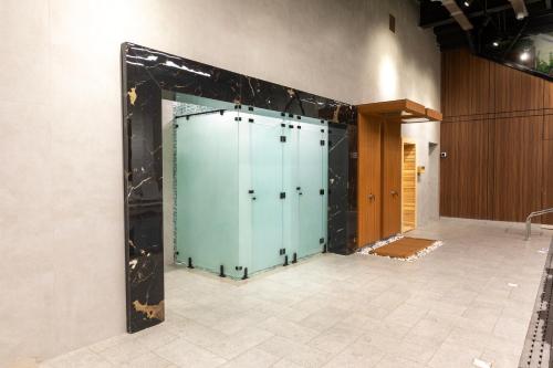 a room with a large green door in a wall at فندق بلفيو بارك رويال Bellevue Park Royal Hotel in Taif