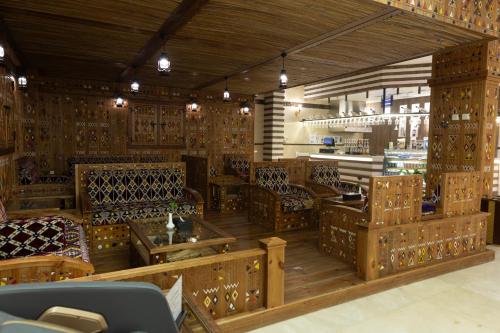 a restaurant with wooden chairs and tables in a room at فندق بلفيو بارك رويال Bellevue Park Royal Hotel in Taif