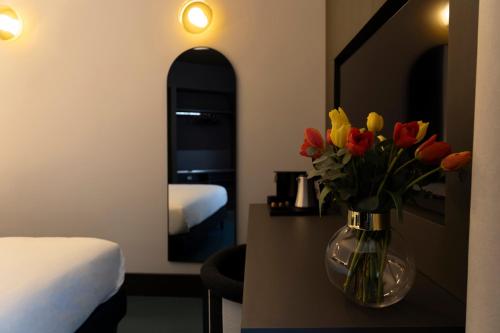 Postel nebo postele na pokoji v ubytování Adaram Suites