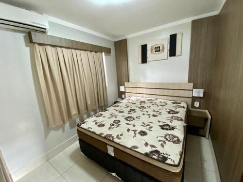 a small bedroom with a bed in a room at Lacqua diRoma - V com Roupas de cama incluso in Caldas Novas