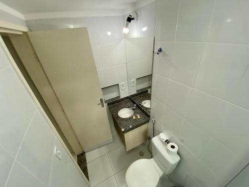 a bathroom with a white toilet and a sink at Lacqua diRoma - V com Roupas de cama incluso in Caldas Novas